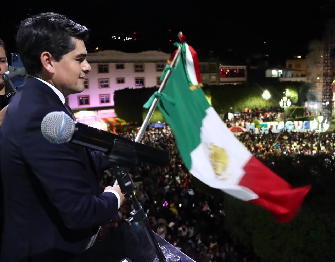 Encabeza el alcalde Toño Ixtláhuac el Grito de Independencia en Zitácuaro 