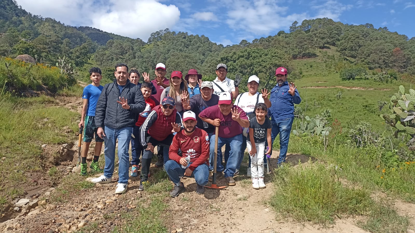 Regidor de Morena y «De la Mano Contigo» Realizan Actividad de Reforestación en Cerro del Fraile.