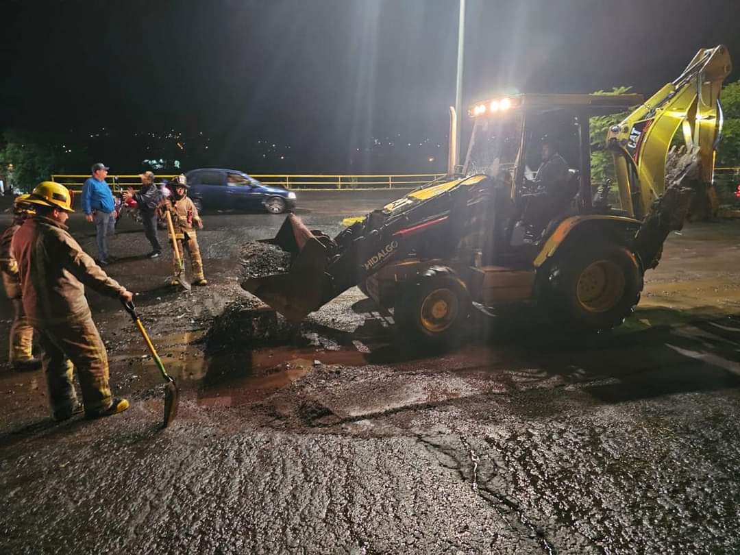 El Gobierno Municipal, en coordinación con los cuerpos de auxilio, atienden reportes de encharcamientos provocados por las lluvias.
*Participan Obras públicas, Protección Civil, CREHI y Bomberos.