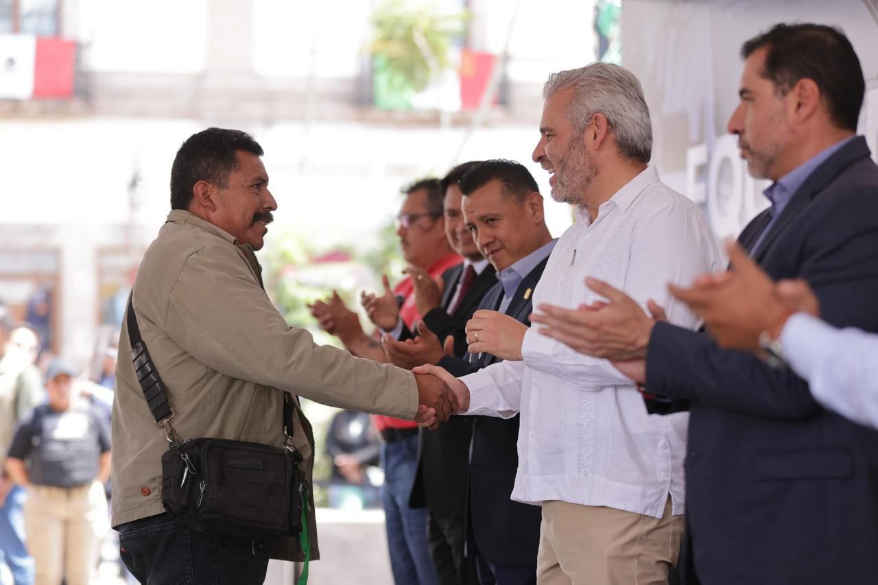 Con entrega de patrullas se fortalece la seguridad de 27 comunidades con autogobierno: Bedolla.