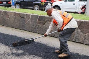 La Dirección de Obras Públicas, continúa con las labores de bacheo en importantes vialidades del municipio.