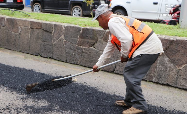 La Dirección de Obras Públicas, continúa con las labores de bacheo en importantes vialidades del municipio.