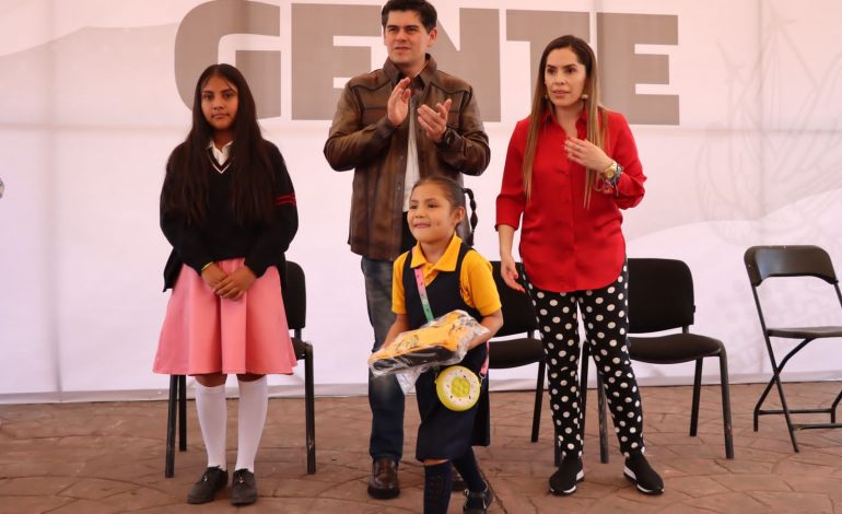 Toño Ixtláhuac entrega más de 300 uniformes escolares como apoyo a la educación 