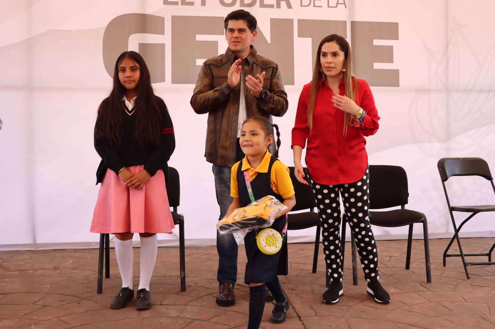 Toño Ixtláhuac entrega más de 300 uniformes escolares como apoyo a la educación 