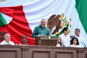 Solicita Bedolla rehabilitación de red carretera federal en Michoacán.