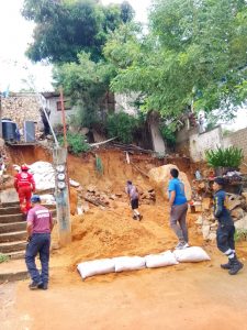 Bomberos de Zitácuaro rescata a Familia Atrapada por Deslave en Acapulco.