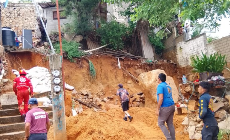 Bomberos de Zitácuaro rescata a Familia Atrapada por Deslave en Acapulco.