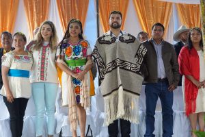 Octavio Ocampo acompaña a Nancy Yuliana Torres a la presentación como Alcaldesa ante el pueblo de  Charapan.<br>