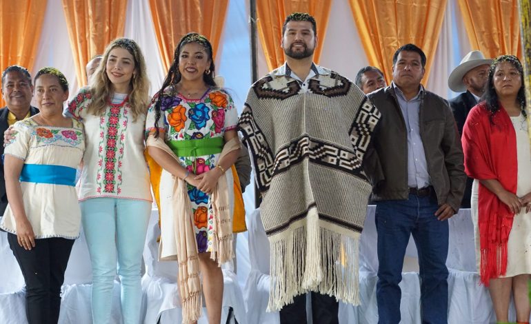 Octavio Ocampo acompaña a Nancy Yuliana Torres a la presentación como Alcaldesa ante el pueblo de  Charapan.