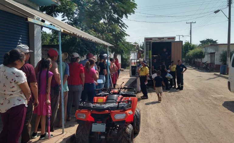 Bomberos Zitácuaro Entregan Ayuda Humanitaria a Damnificados por Huracán John