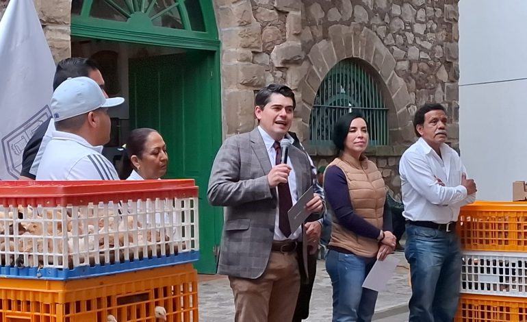 Toño Ixtláhuac entrega más de 4 mil pollitas para fortalecer el campo, el apoyo a la mujer es prioridad de este gobierno