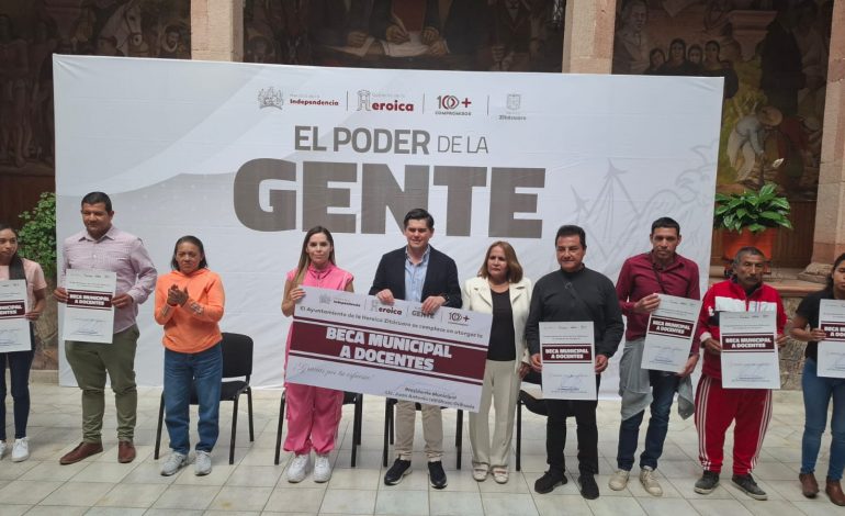 Toño Ixtláhuac otorga becas para que docentes atiendan a las aulas educativas que no tienen maestros en Zitácuaro.