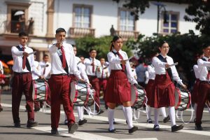 Participan más de 7 mil estudiantes en tradicional desfile de Apatzingán