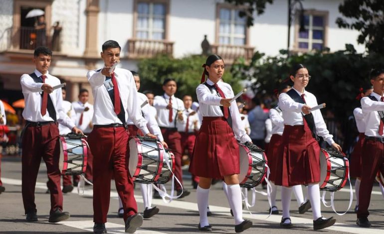 Participan más de 7 mil estudiantes en tradicional desfile de Apatzingán