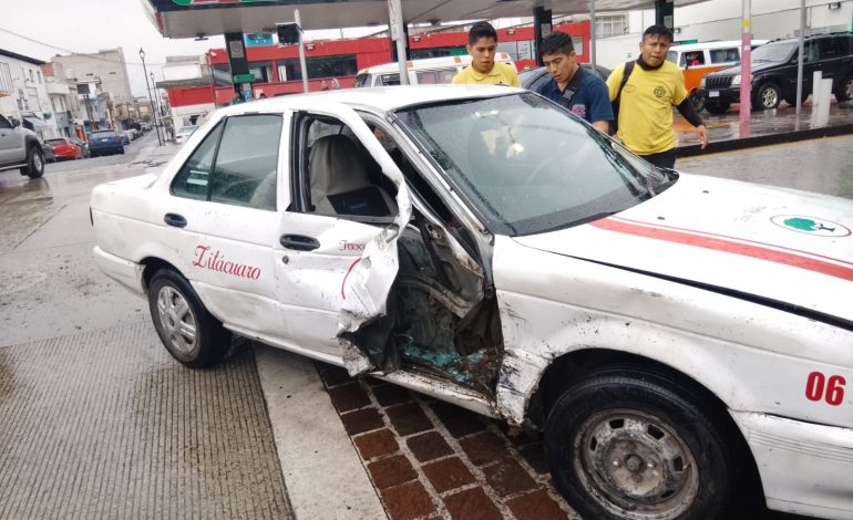 Accidente Vehicular en Zitácuaro: Bomberos Rescatan a Conductor Lesionado