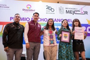 Activista Heydi León recibe Premio Michoacano del Orgullo por defensa de las mujeres trans