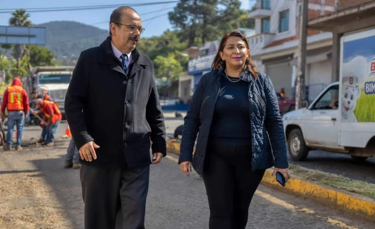 Alma Mireya González da arranque a labores de bacheo en libramiento de Quiroga