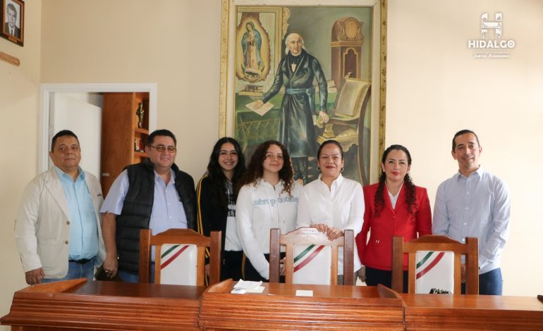 ​Jeovana Mariela Alcantar Baca, atendió a directivos, maestros, alumnos y padres de familia de la Preparatoria, Lic. Adolfo López Mateos