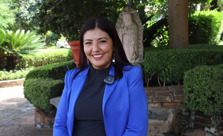 Familia, pilar en la educación: maestra condecorada por mejores prácticas