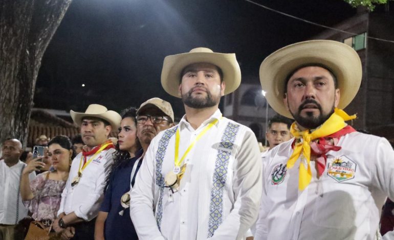 Octavio Ocampo participa en la recepción de la Trigésima Cabalgata «Morelos» en Carácuaro, conmemorando el 214 Aniversario del Nombramiento Militar de José María Morelos y Pavón