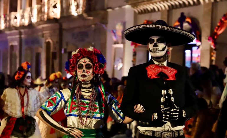 Catrinas, danza de los viejitos, y músicos de Michoacán desfilan hoy por Zacatecas