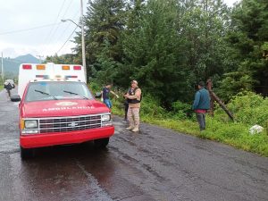 VOLCADURA VEHICULAR EN ZITÁCUARO: CUATRO PERSONAS RESULTAN HERIDAS