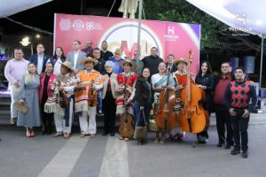 La Rectoría de la UMSNH y el Gobierno Municipal, llevaron a cabo un domingo cultural, con la presentación del Grupo Erandi de Paracho Mich