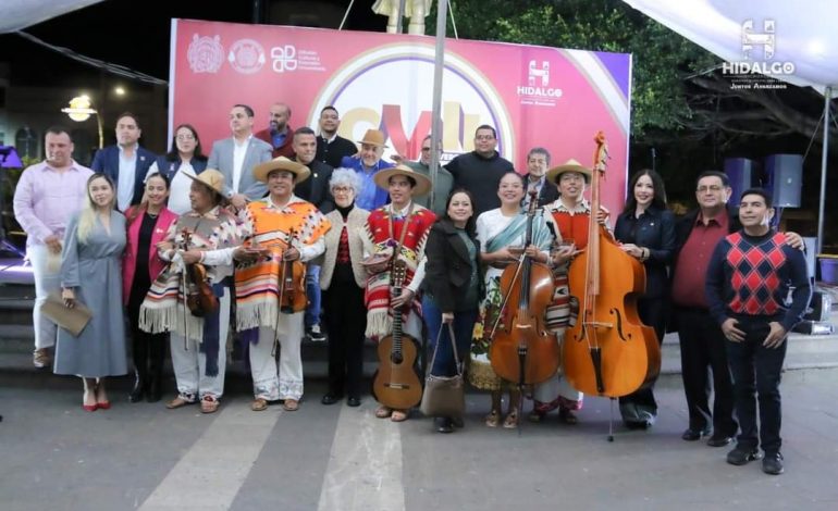 La Rectoría de la UMSNH y el Gobierno Municipal, llevaron a cabo un domingo cultural, con la presentación del Grupo Erandi de Paracho Mich