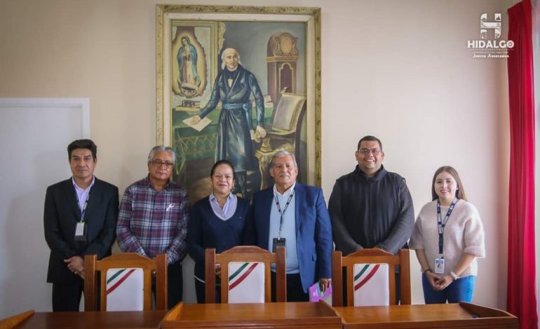 Jeovana Mariela Alcantar Baca, acompañado de funcionarios municipales, se reunió con personal del INEGI