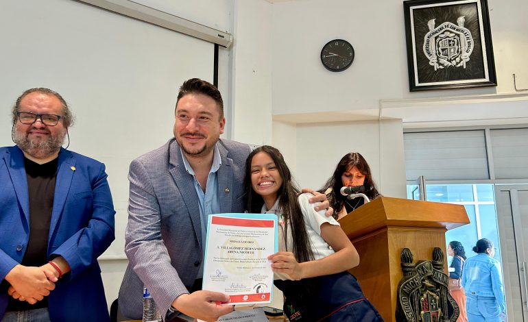 Alumna del Cecytem integra delegación estatal que competirá en Olimpiada de Física
