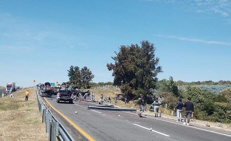 Tragedia en la Carretera: Accidente Deja Tres Muertos y 23 Heridos