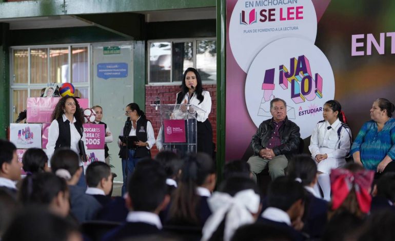 Gladyz Butanda presenta el teleférico de Morelia a estudiantes de la secundaria 100