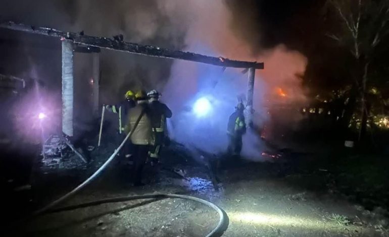 INCENDIO EN BUENAVISTA: BOMBEROS DE PÁTZCUARO EVITAN TRAGEDIA