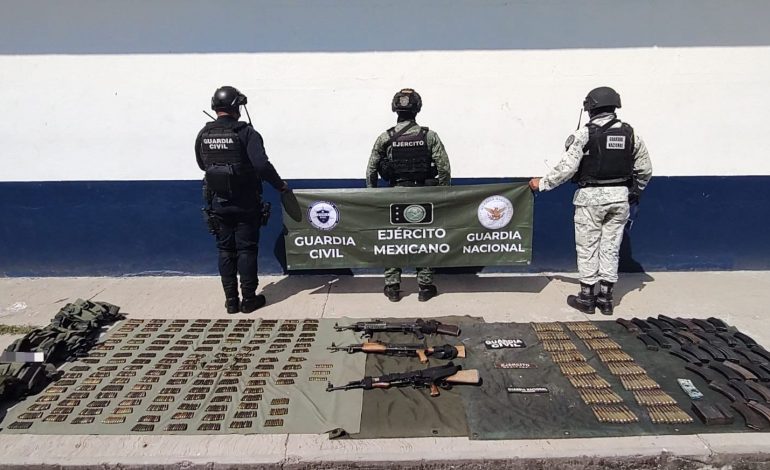 En operativo interinstitucional, se aseguraron tres fusiles, más de mil cartuchos, cargadores y equipo táctico