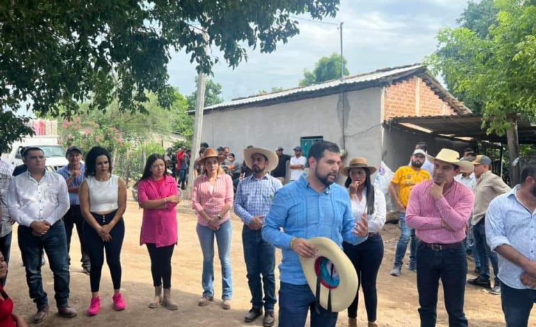 Representantes Populares del PRD entregan víveres y enseres a familias damnificadas en Huetamo.