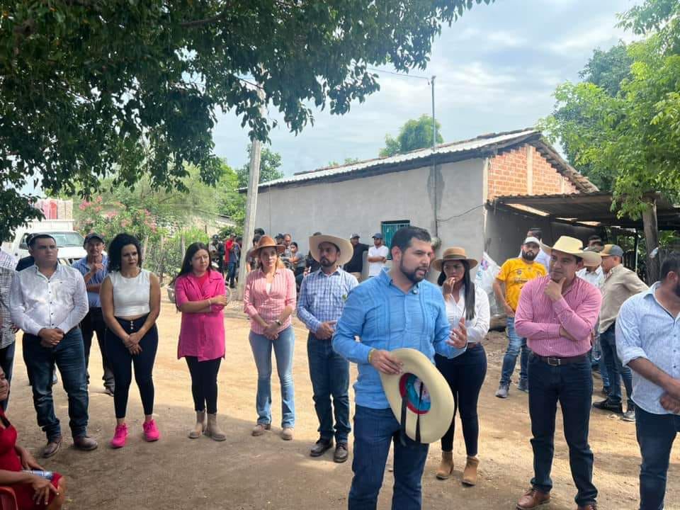 Representantes Populares del PRD entregan víveres y enseres a familias damnificadas en Huetamo.
