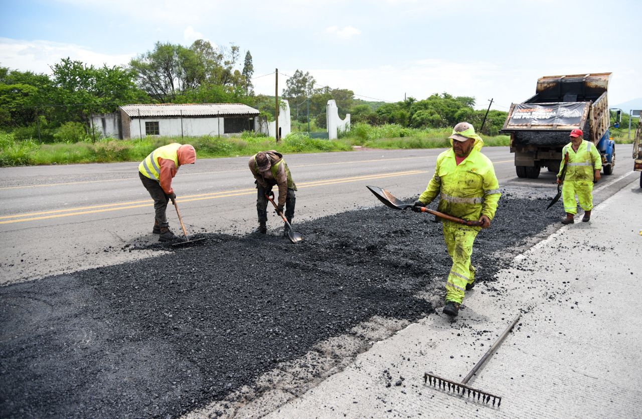 SCOP activa labores de bacheo emergente en carreteras federales.