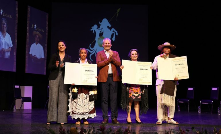 Reconoce Michoacán sus raíces y tradiciones; entrega Bedolla Premio Estatal de las Artes Eréndira.