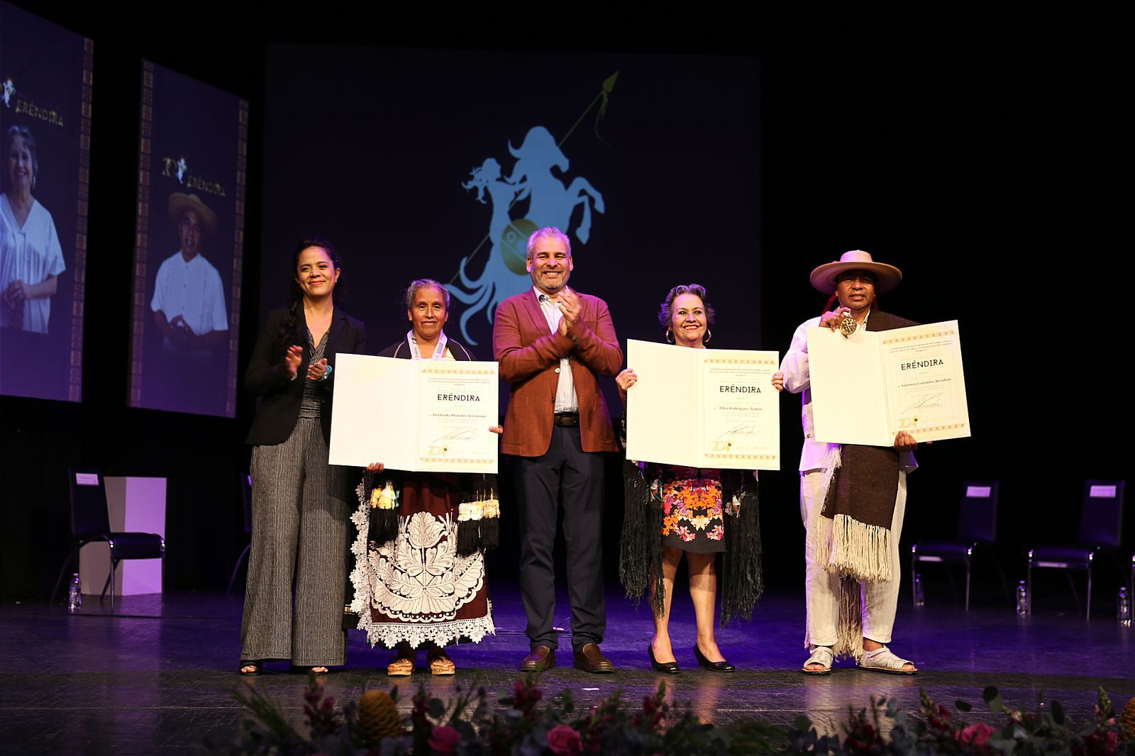 Reconoce Michoacán sus raíces y tradiciones; entrega Bedolla Premio Estatal de las Artes Eréndira.