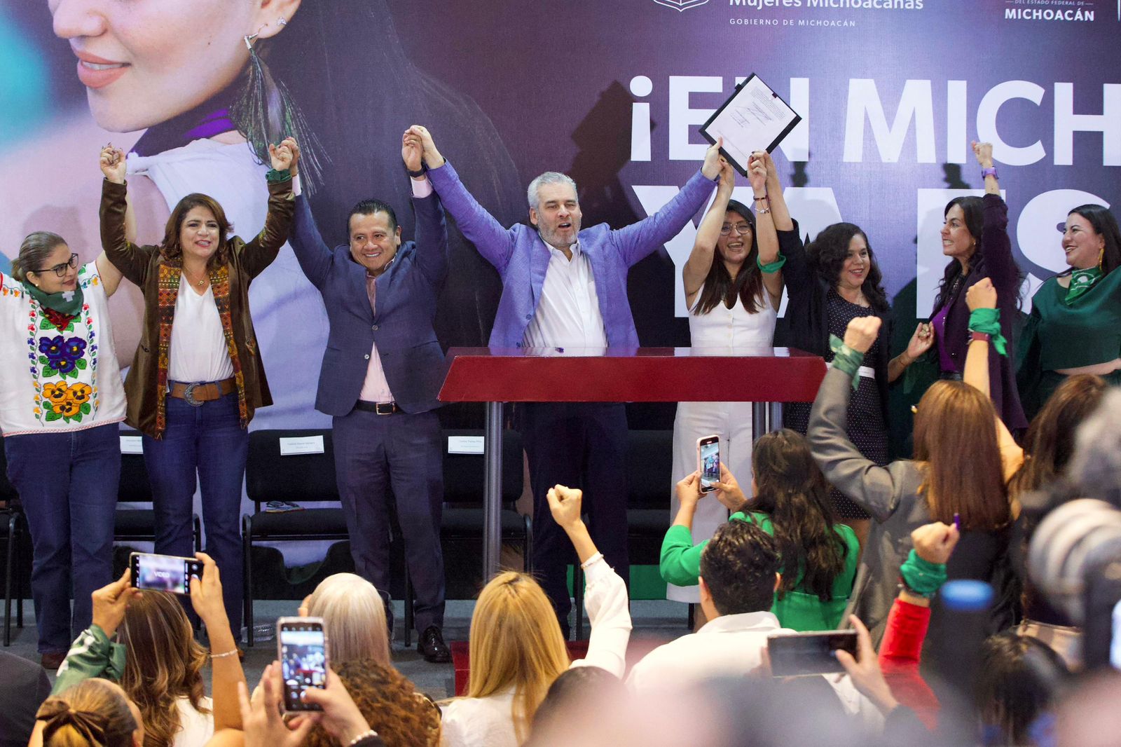 Con firma de decreto se materializa derecho a decidir de las mujeres: Bedolla