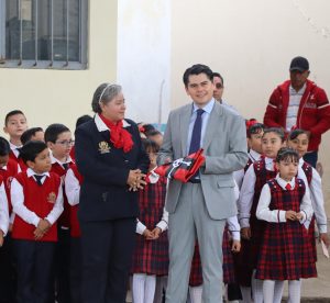 Reitera Toño Ixtláhuac compromiso con la educación en escuela primaria