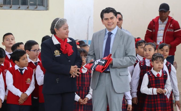 Reitera Toño Ixtláhuac compromiso con la educación en escuela primaria