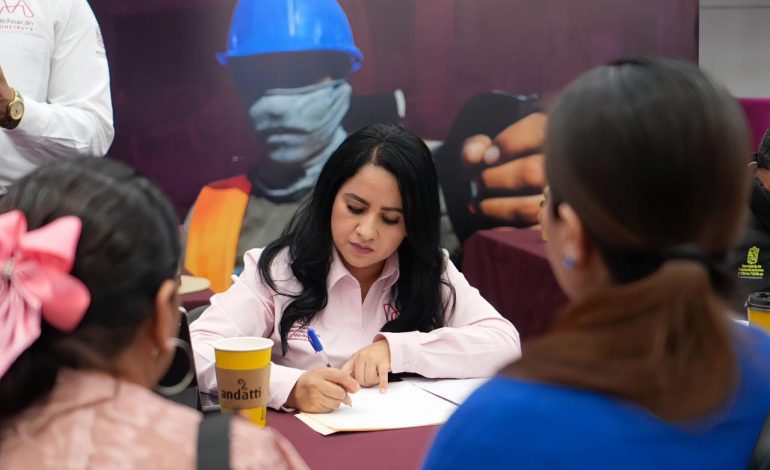 Gladyz Butanda orienta a familias de Zacapu sobre regularización de predios.