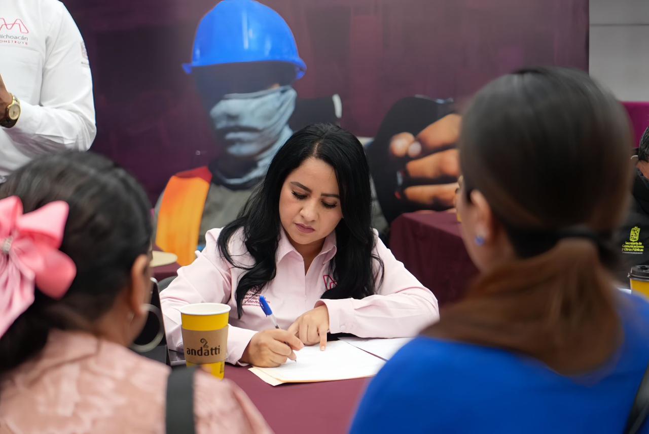 Gladyz Butanda orienta a familias de Zacapu sobre regularización de predios.
