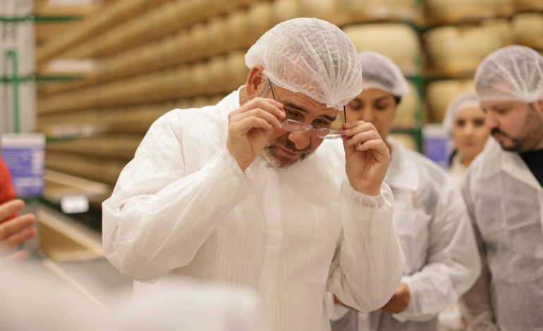 Bedolla, productores de queso Cotija y Parmigiano Reggiano forjan alianza en Italia.