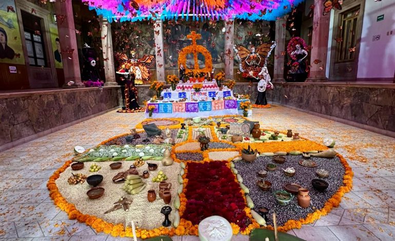 Estudiantes de la UPN Zitácuaro montan ofrenda monumental de la Monarca.