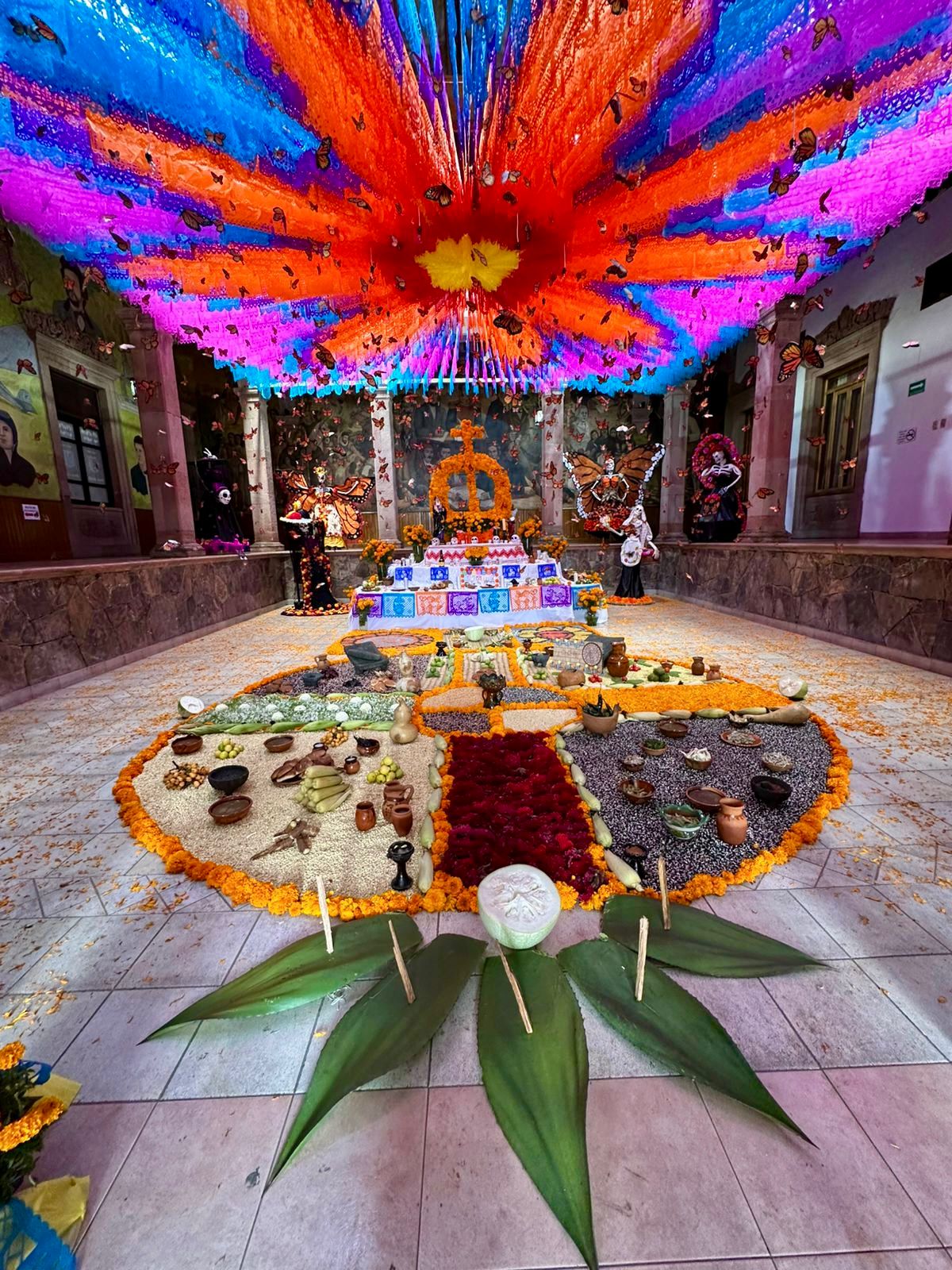 Estudiantes de la UPN Zitácuaro montan ofrenda monumental de la Monarca.
