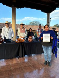 Premian las mejores piezas de alfarería de Patamban.