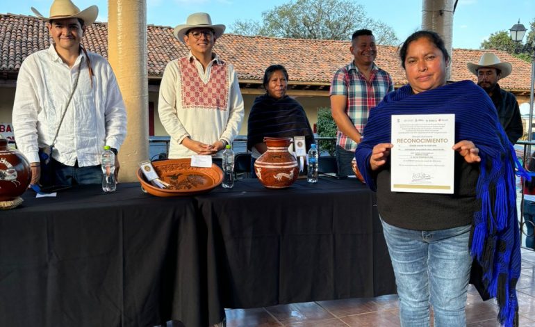 Premian las mejores piezas de alfarería de Patamban.