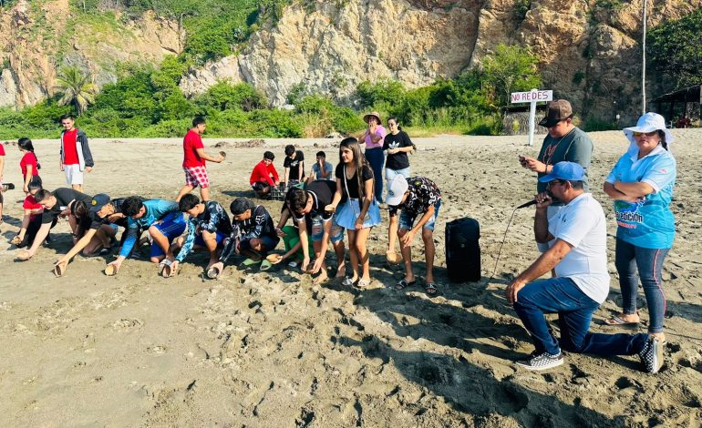 Estudiantes del Cecytem Caleta de Campos realizan liberación de tortugas en costas michoacanas.